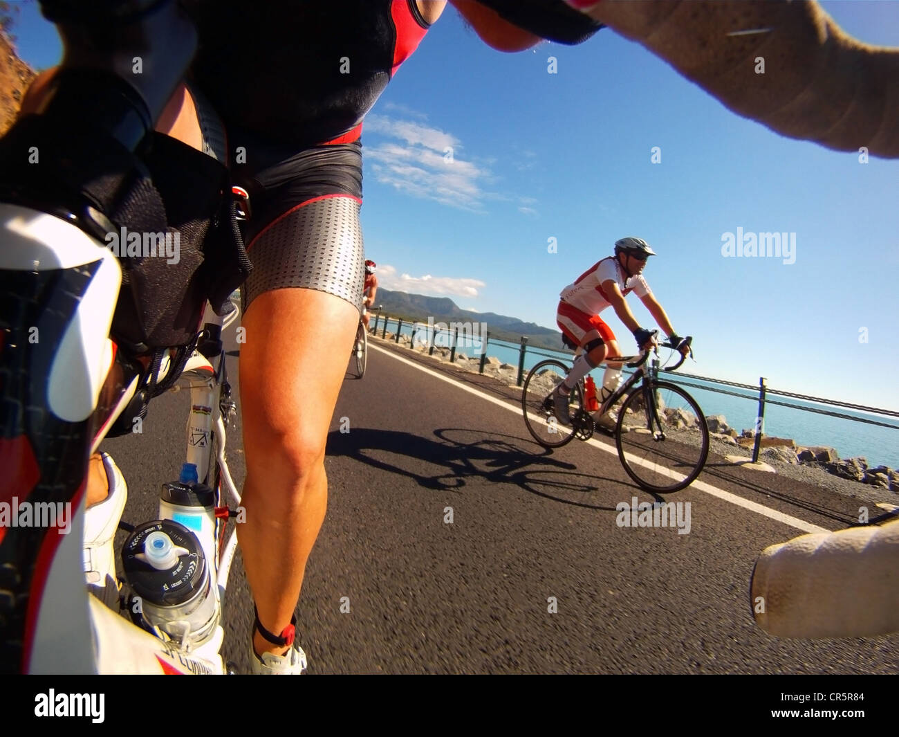 I ciclisti godendo la scenic Captain Cook Highway tra Cairns e Port Douglas North Queensland, Australia. No signor o PR Foto Stock