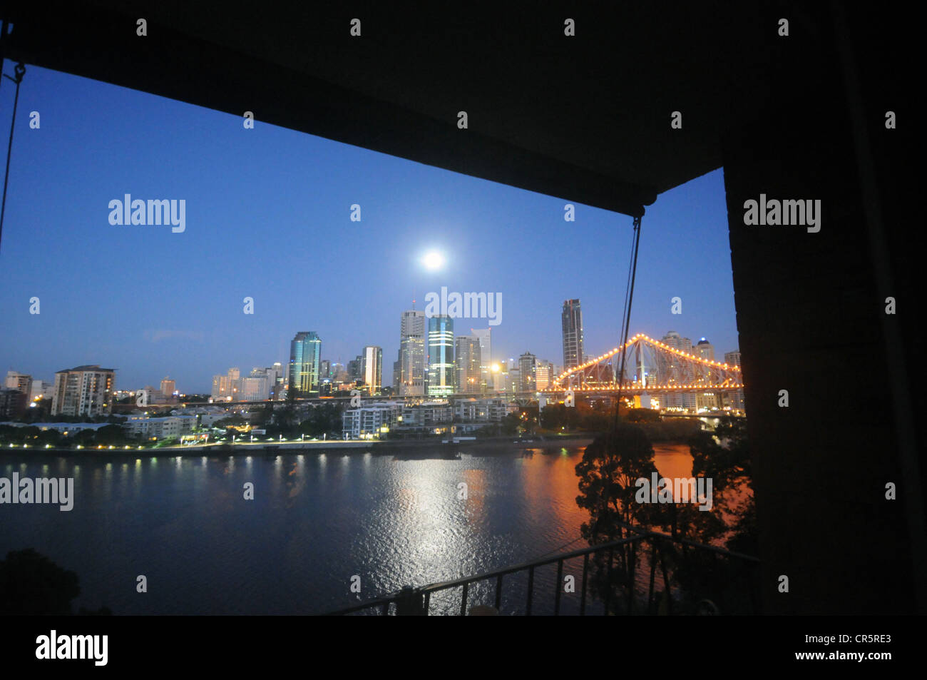 Luna piena impostazione sulla skyline della città, Brisbane, Queensland, Australia. N. PR Foto Stock