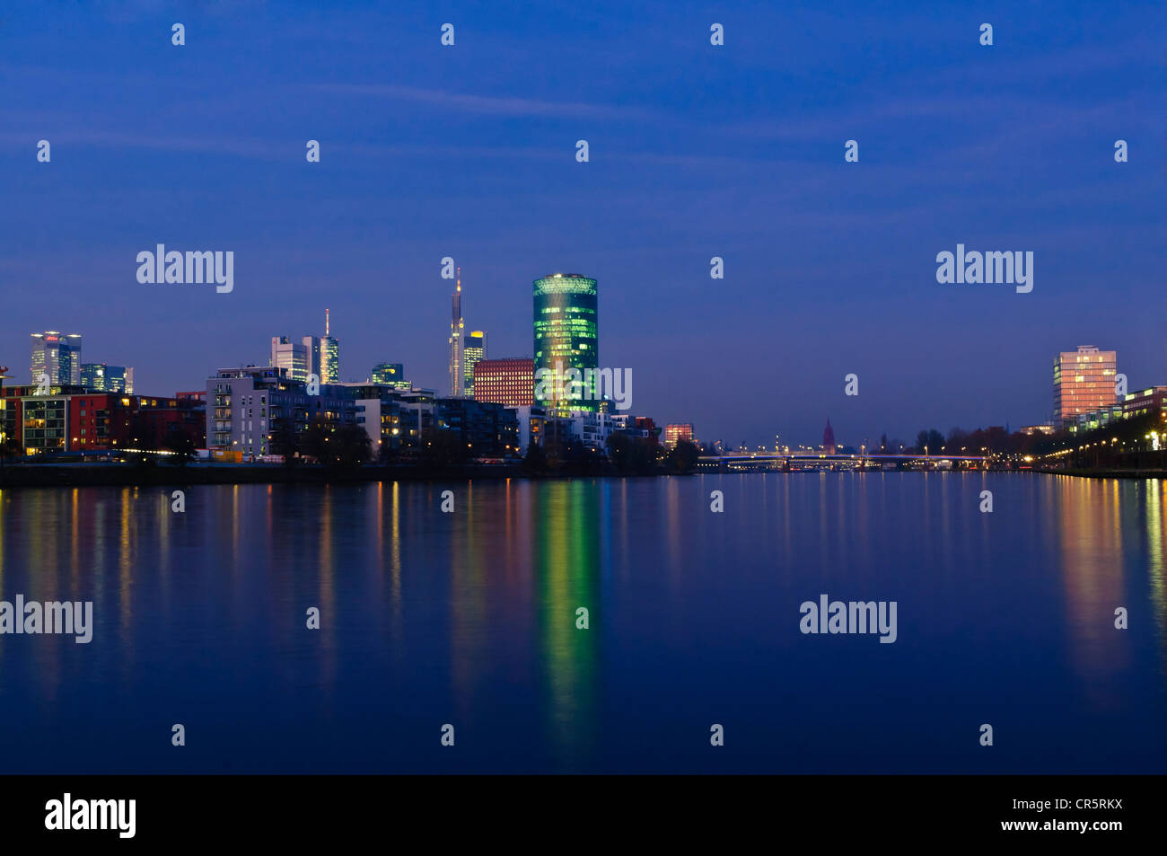 Skyline di Francoforte di notte da sud-ovest della riva del fiume principale, Frankfurt am Main, Hesse, Germania, Europa Foto Stock