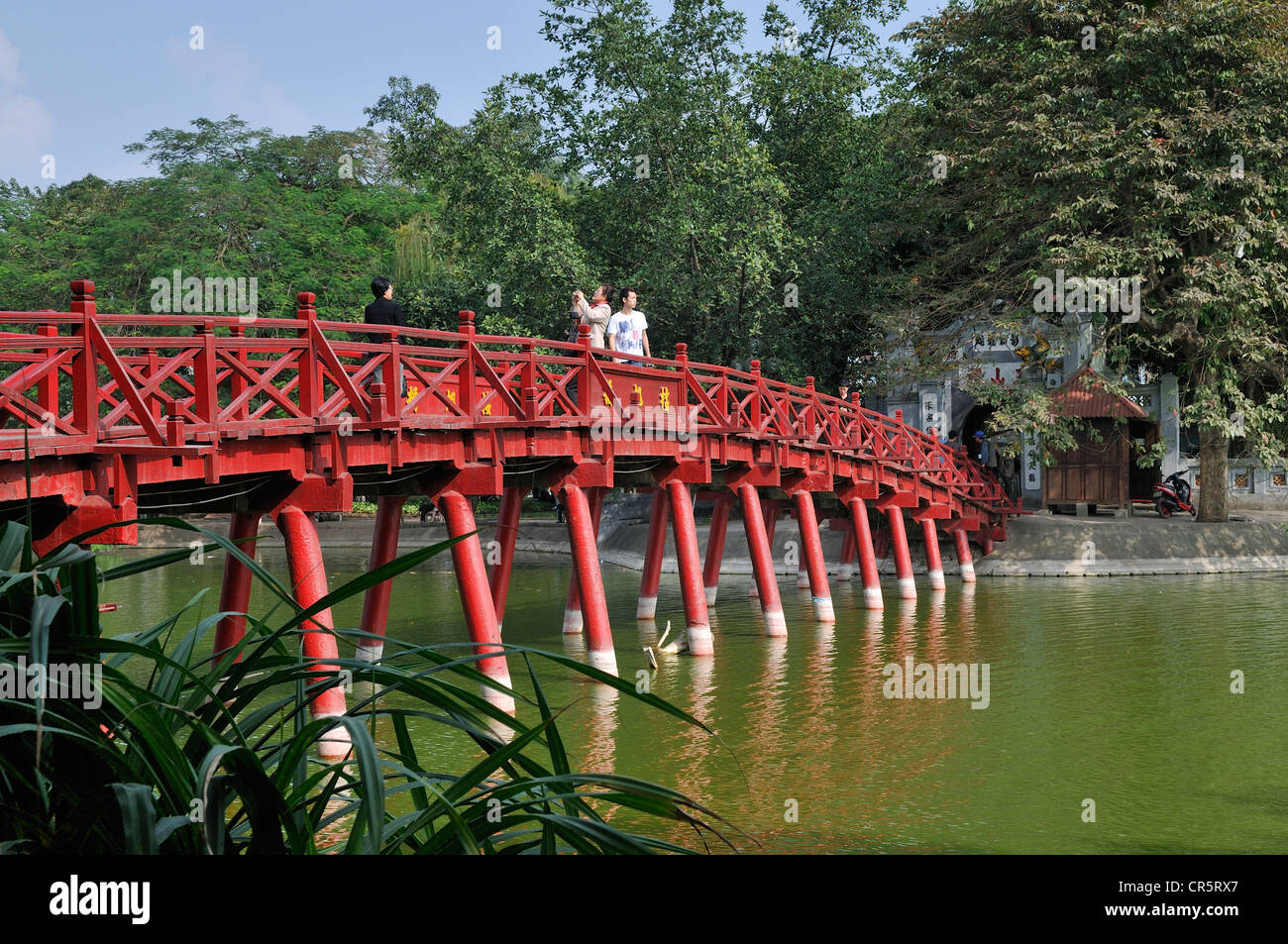 Il Huc ponte sopra il Lago Hoan Kiem, Hanoi, Vietnam, sud-est asiatico Foto Stock