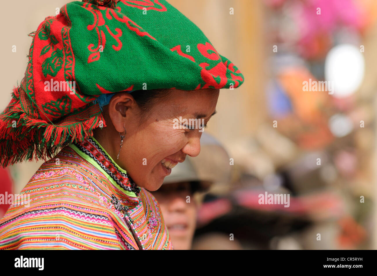 Persone di mercato, donna in costume di Hmong minoranza etnica, Flower Hmong gruppo etnico, peccato Cheng, si Ma quartiere Cai Foto Stock