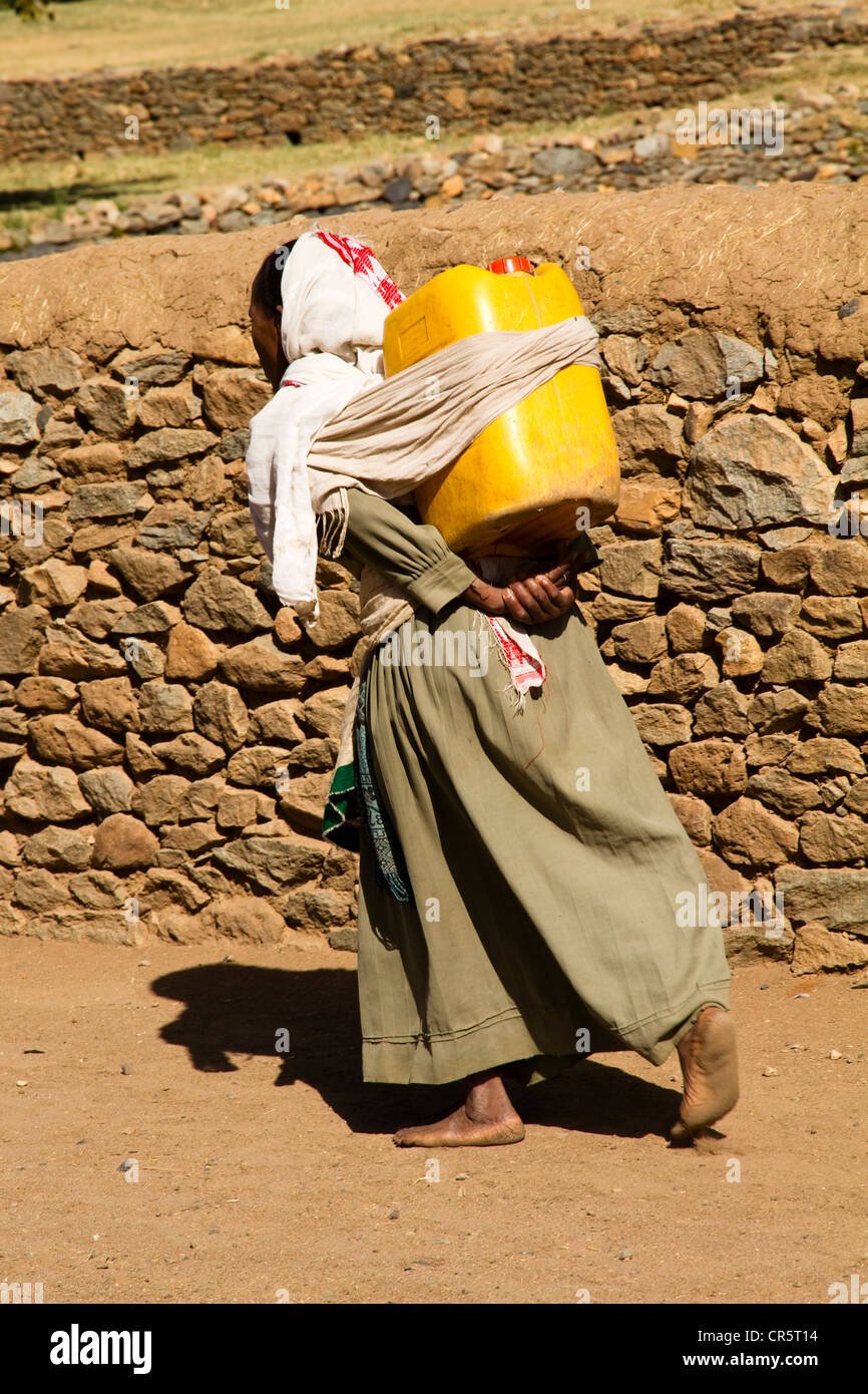 Donna che trasportano acqua dalla regina di Saba la piscina, Aksum, Etiopia, Africa Foto Stock