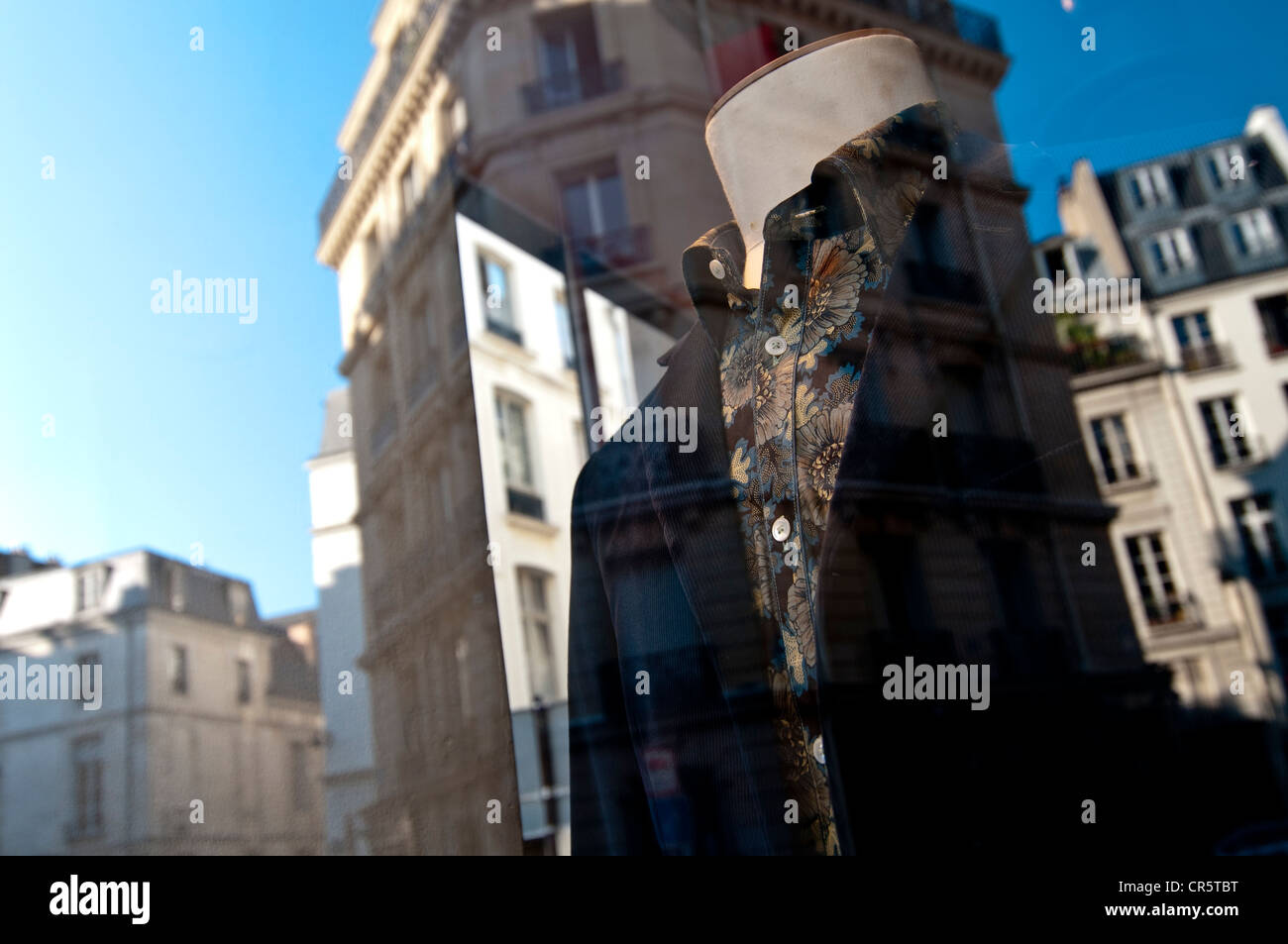 Francia, Parigi, il quartiere di Marais, Rue Vieille du Temple, riflessione in una Mostra finestra Foto Stock