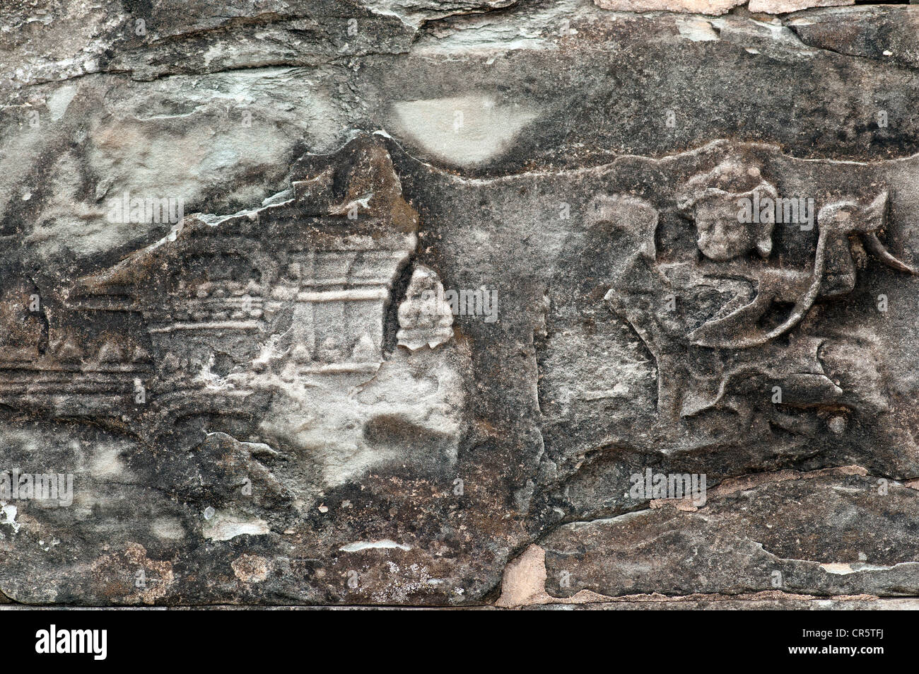 Arenaria spiovente bassorilievi raffiguranti scene di mitologia indù, Tempio Bakong, Gruppo Roluos, Angkor, Cambogia Foto Stock