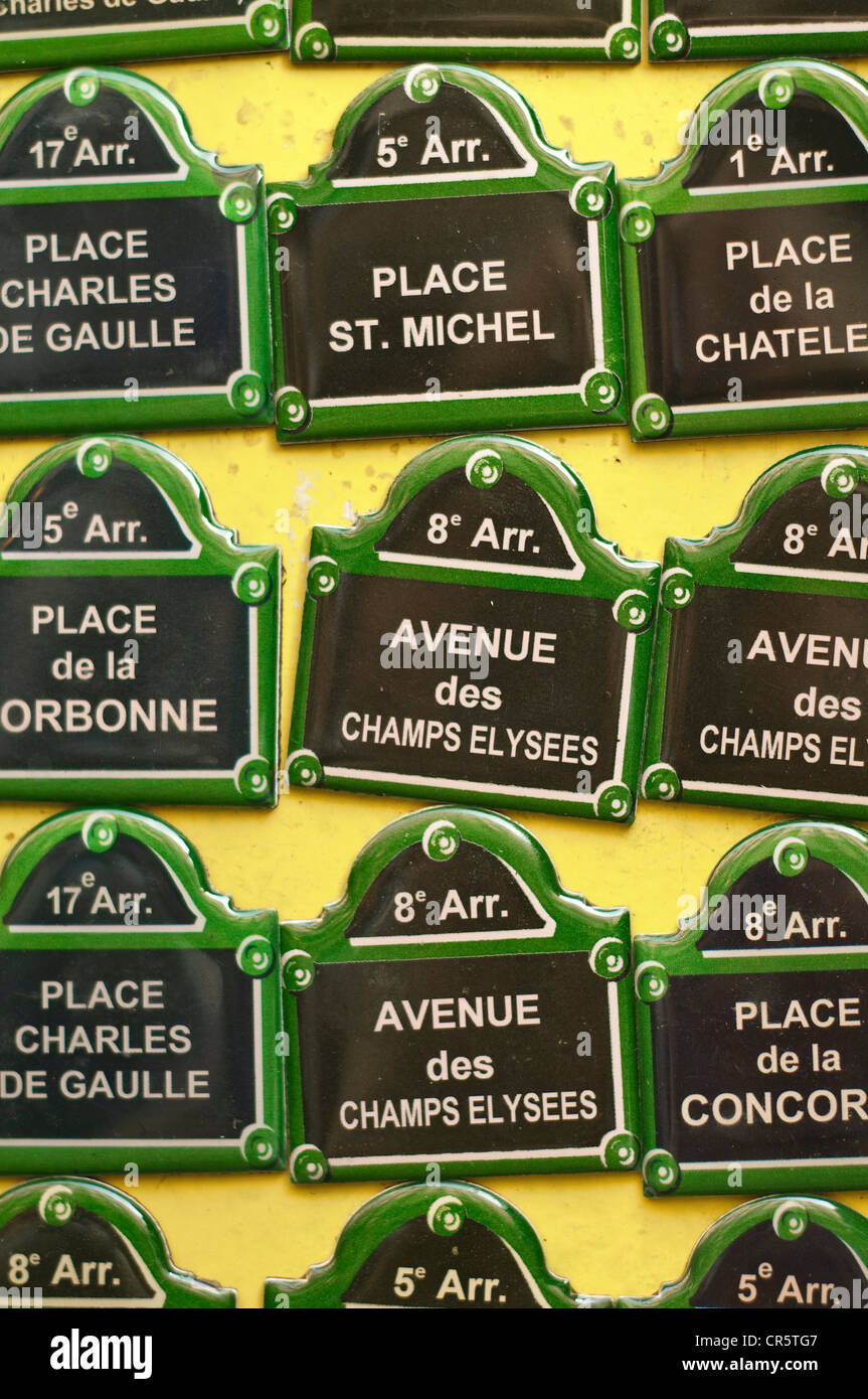 Francia, Parigi, Negozio di souvenir shop, indicazioni stradali Foto Stock