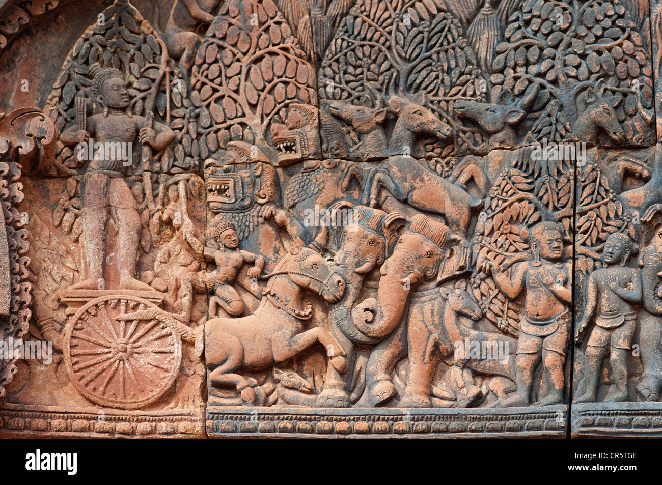 Indra, Dio del cielo, rilasciando la pioggia in un tentativo di estinguere il fuoco creato da Agni, Scena raffigurante Krishna e il suo Foto Stock