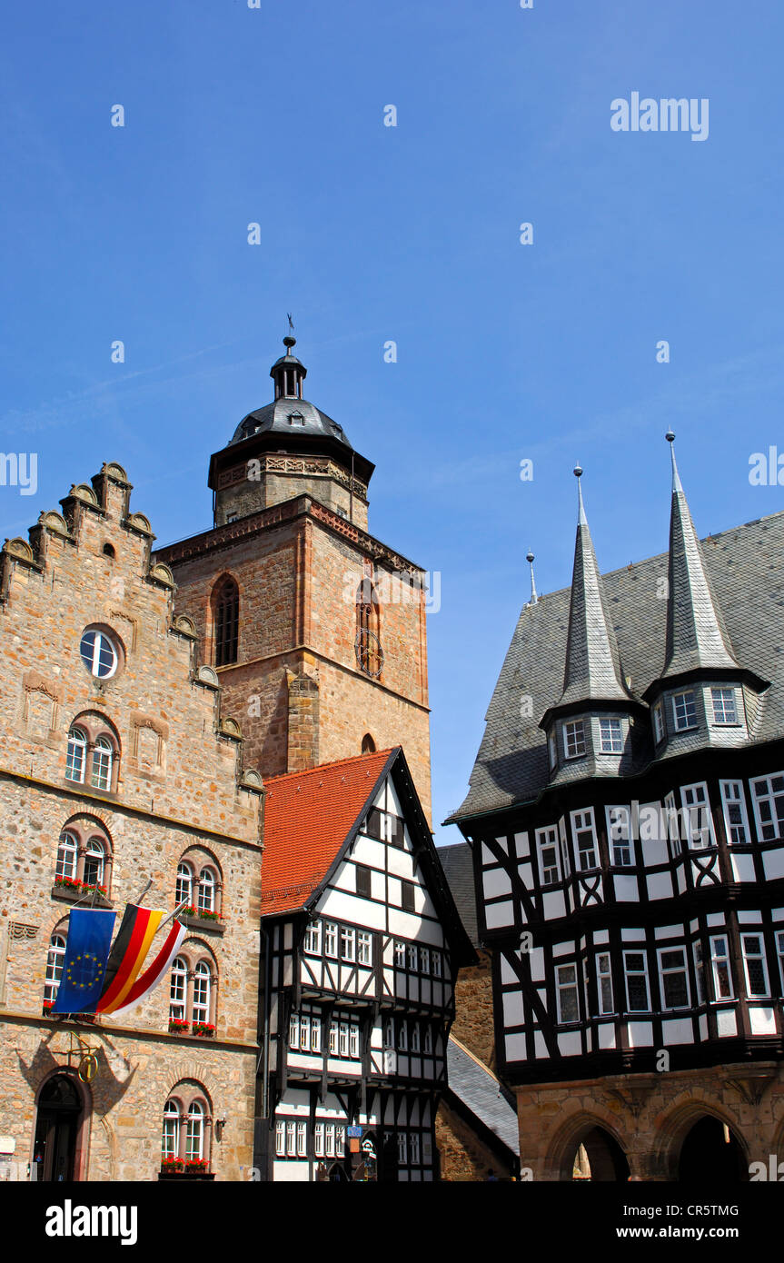 Architettura medievale ensemble sul marketplace di Alsfeld, da sinistra a destra, Casa del Vino, Walpurgis Chiesa torre, il Foto Stock
