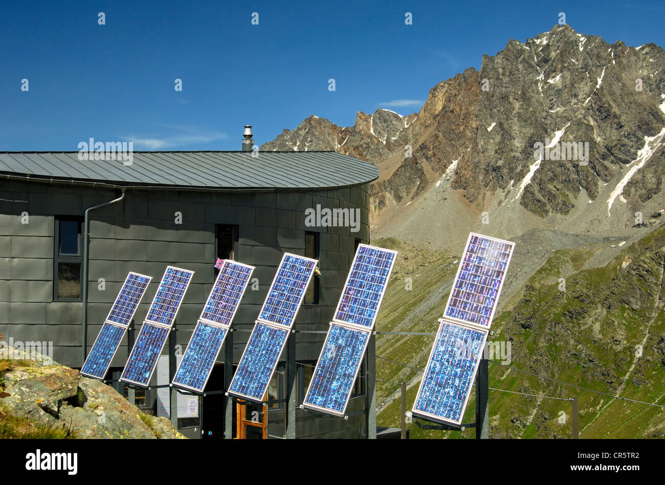 Il futuristico Velan Capanna Cabane du Velan, del Club Alpino Svizzero, SAC, con i suoi sei pannelli solari nella parte anteriore del vertice di Foto Stock