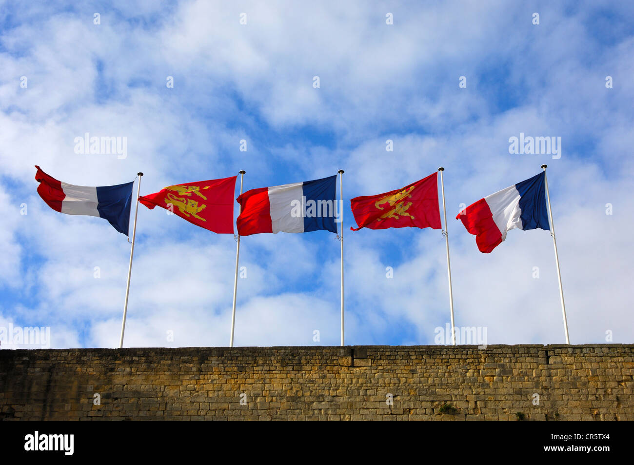 Bandiere di Francia e Normandia volo sopra la parete del castello di Caen, Caen, Bassa Normandia, Francia, Europa Foto Stock
