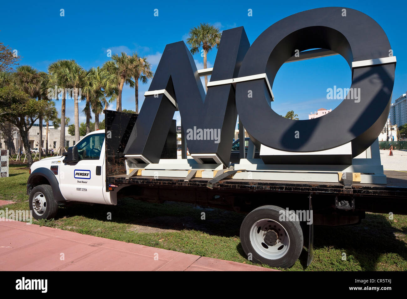 Stati Uniti, Florida, Miami Beach, South Beach, Art Basel Miami Beach, artwork da Santiago Sierra dal titolo n. Foto Stock