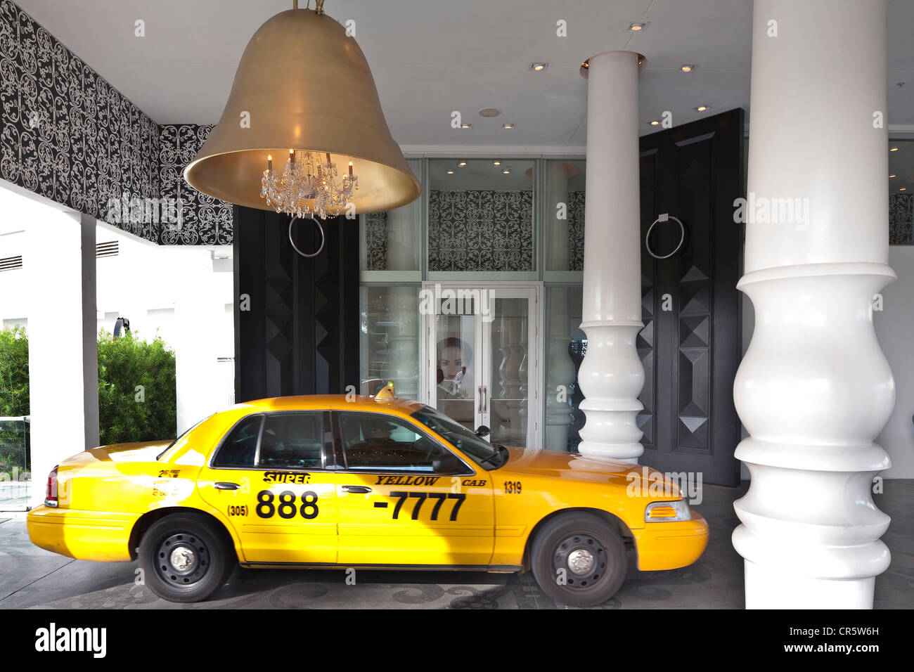 Stati Uniti, Florida, Miami Beach, South Beach, Mondrian hotel dal designer olandese Marcel Wanders, accesso auto, taxi locale Foto Stock