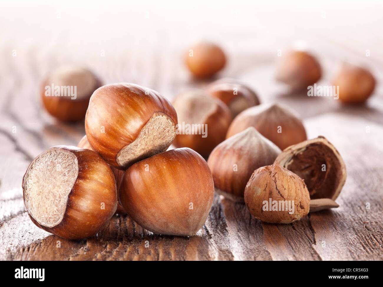 Nocciole su un tavolo di legno. Close-up shot. Foto Stock