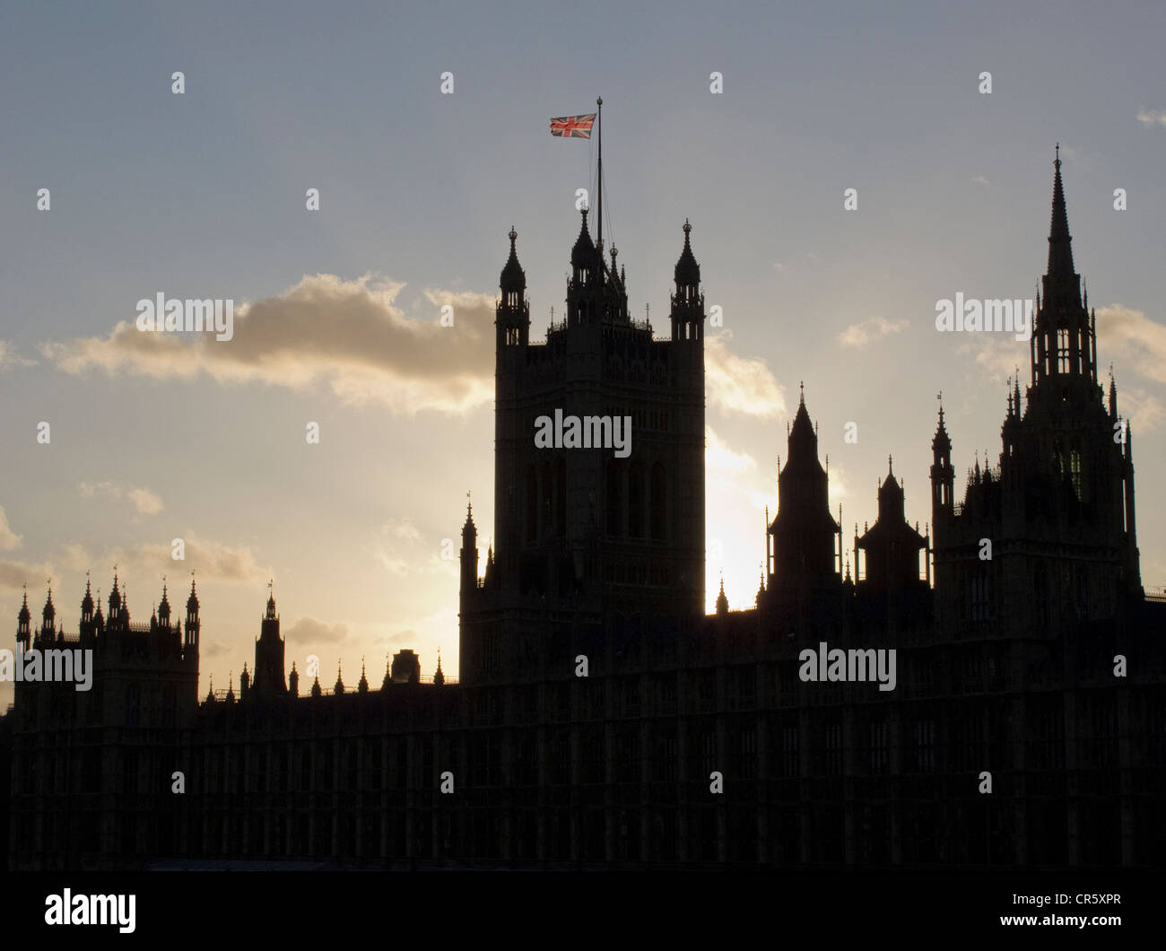 Un Union Jack flag volo sopra il profilarsi la Casa del Parlamento, Londra, Regno Unito. Foto Stock