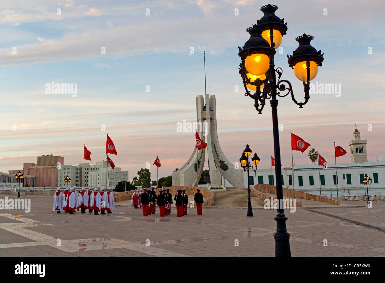 La Tunisia, Tunisi, Place de la Kasbach (Kasbach Square), abbassamento delle bandiere Foto Stock