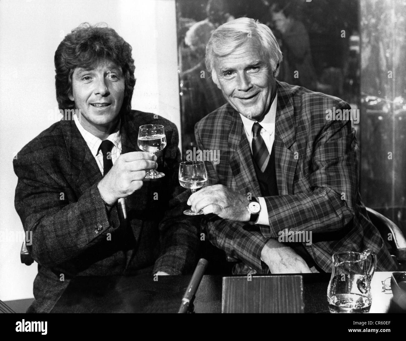 Fuchsberger, Joachim, 11.3.1927 - 11.9.2014, attore tedesco, a metà lunghezza, con Michael Schanze, in TV show 'Heut Abend', Bayerischer Rundfunk, 3.9.1986, Foto Stock