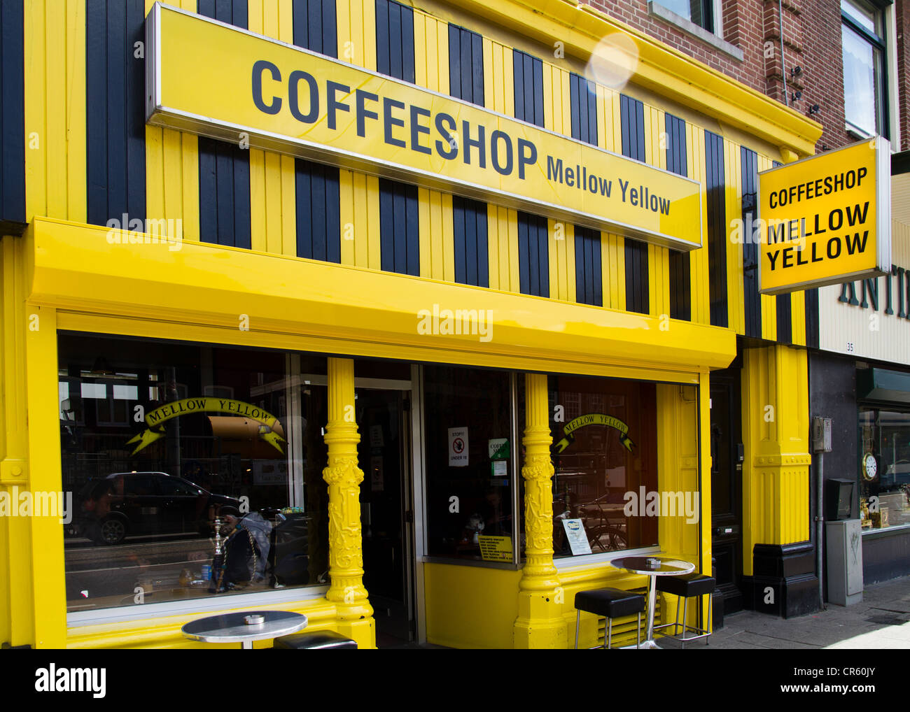 Coffeeshop giallo tenue ad Amsterdam dove la cannabis è in vendita. Foto Stock