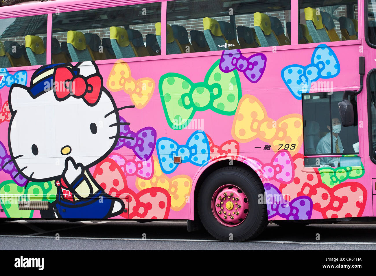 Giappone, isola di Honshu, Tokyo, Marunouchi, bus decorato con il personaggio di Hello Kitty creata dal designer Ikuko Shimizu in Foto Stock