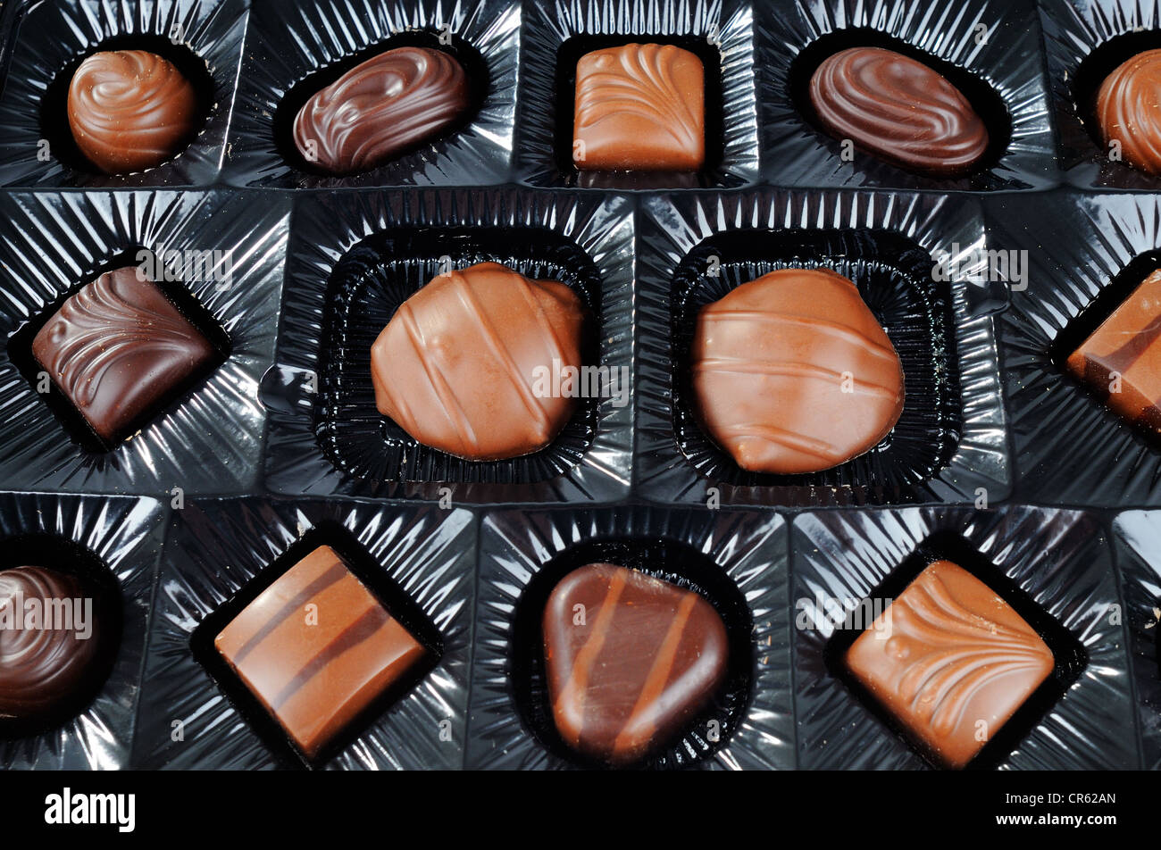 La selezione di diversi Cioccolatini all'interno di una scatola di cioccolatini Foto Stock
