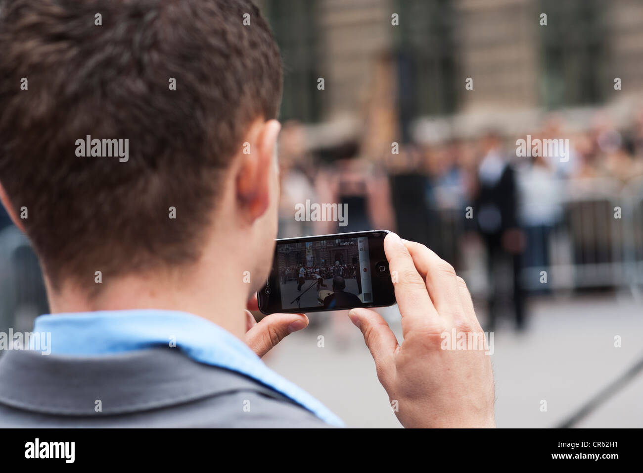 Parigi, Francia - un uomo prendendo foto con il telefono cellulare Iphone Foto Stock