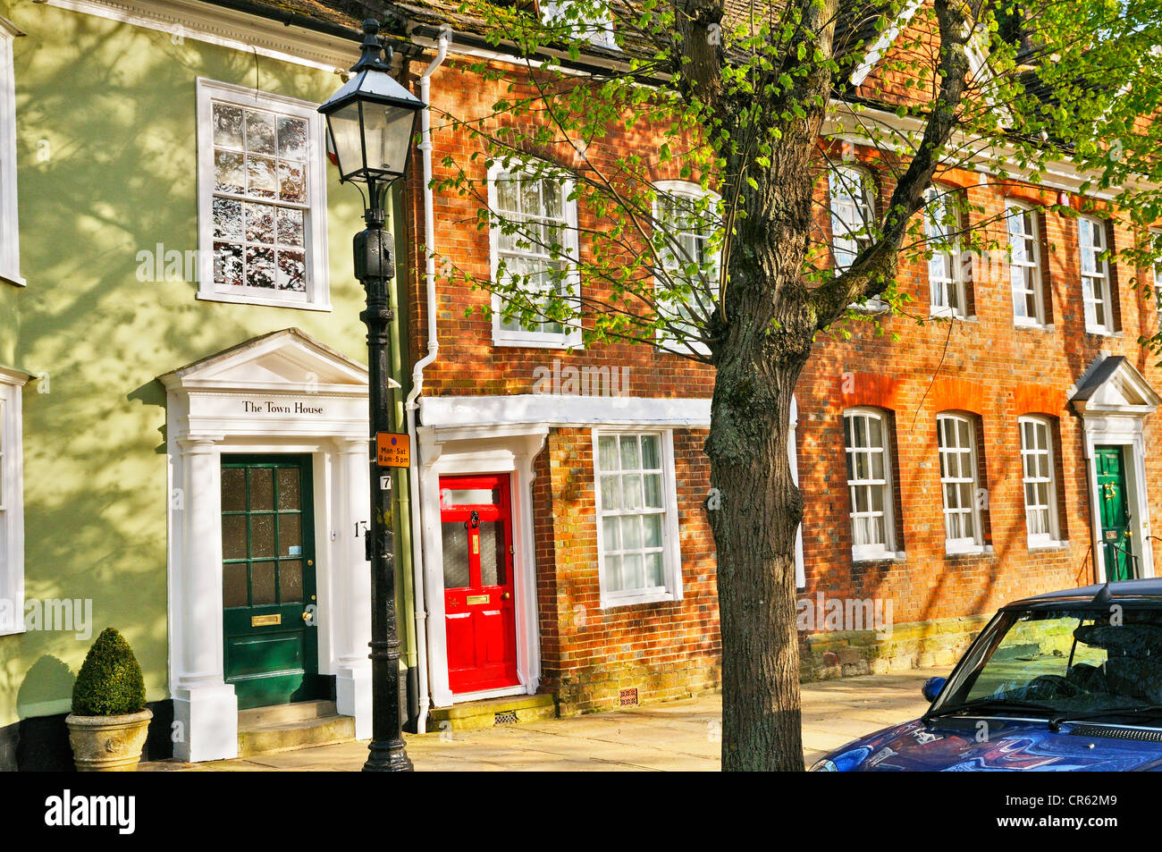 Edifici elencati in un tranquillo sun-pezzata street. La Causeway, Horsham West Sussex, in Inghilterra, Regno Unito Foto Stock