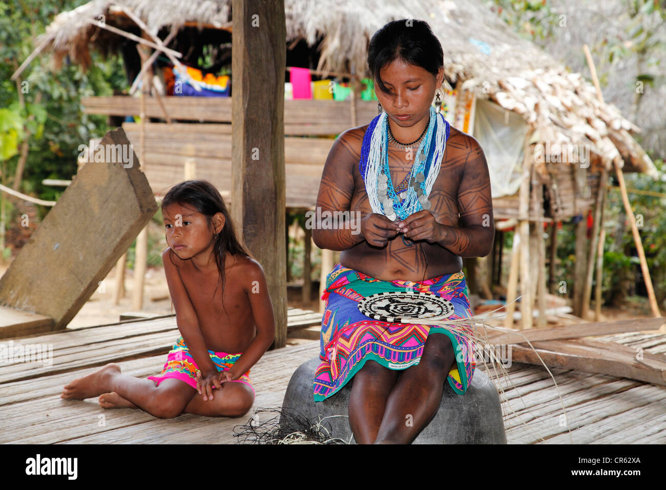 Embera donna indiana dimostrando mestieri per turisti Foto Stock