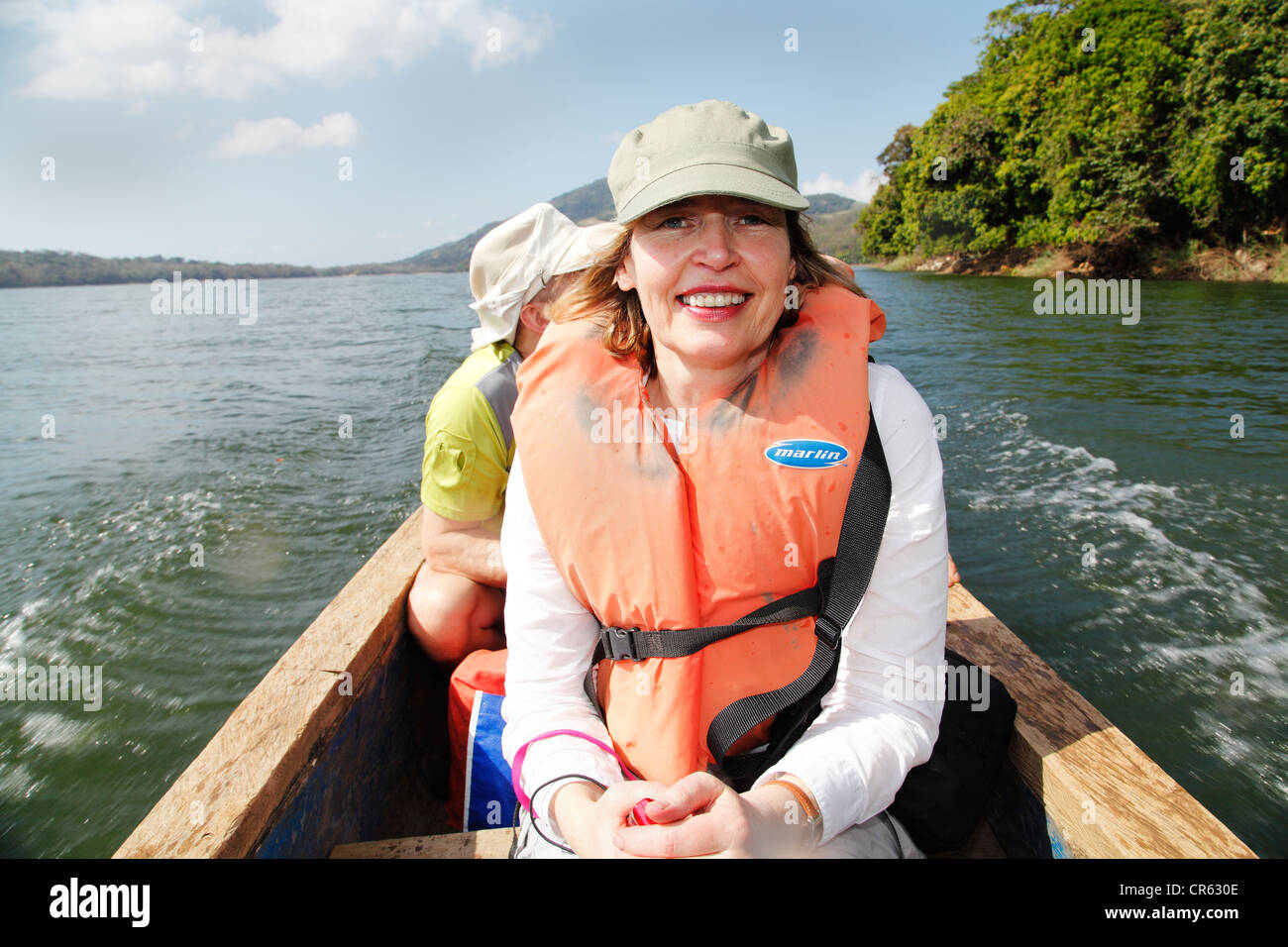 Un Medioevo donna in un scavato canoe su un escursione al Embera indiani in Panama Foto Stock