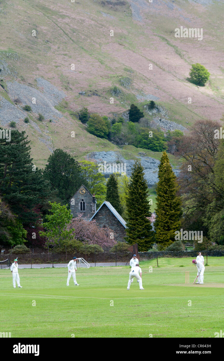 Villaggio Patterdale cricket club a giocare a la loro terra nel Lake District inglese. Foto Stock