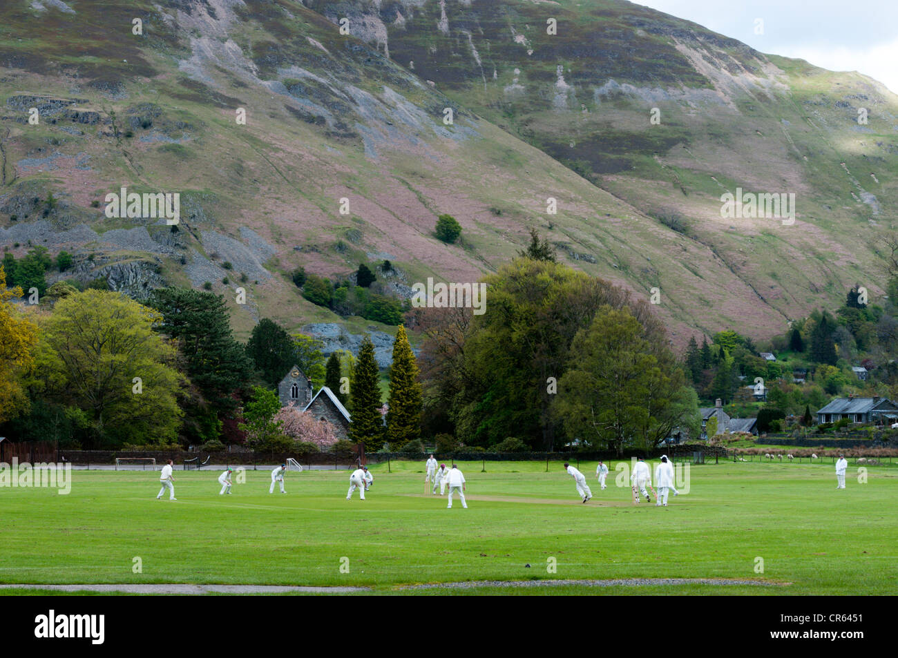 Villaggio Patterdale cricket club a giocare a la loro terra nel Lake District inglese. Foto Stock