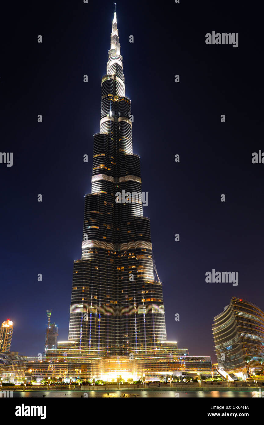 Il Burj Khalifa, la più alta torre in tutto il mondo, 828m di altezza, Fontana al di fuori del centro commerciale Business Bay, Downtown Foto Stock