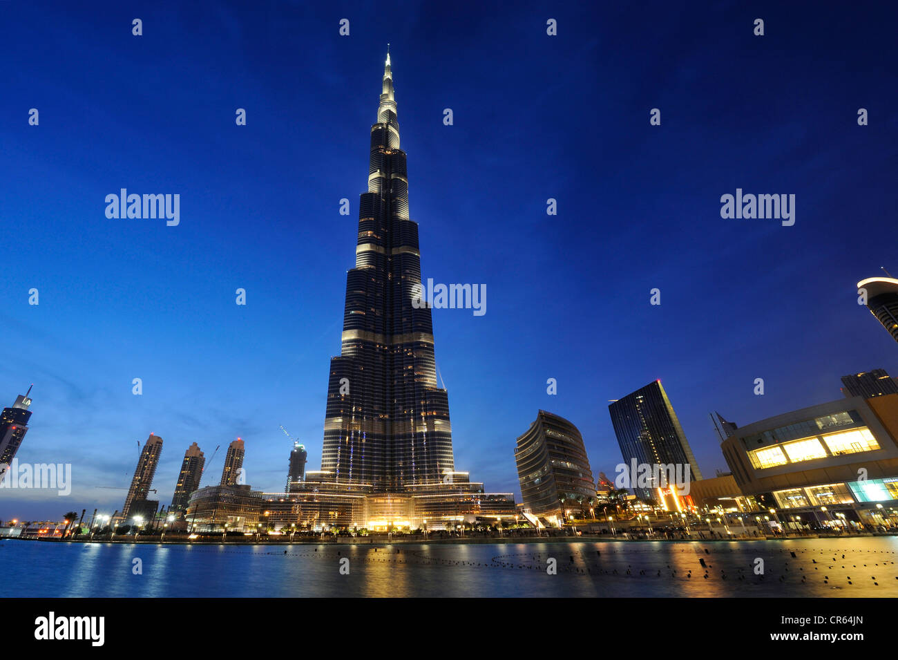 Il Burj Khalifa, con 828m di altezza della torre più alte del mondo, Fontana al di fuori del centro commerciale Business Bay, Downtown Foto Stock