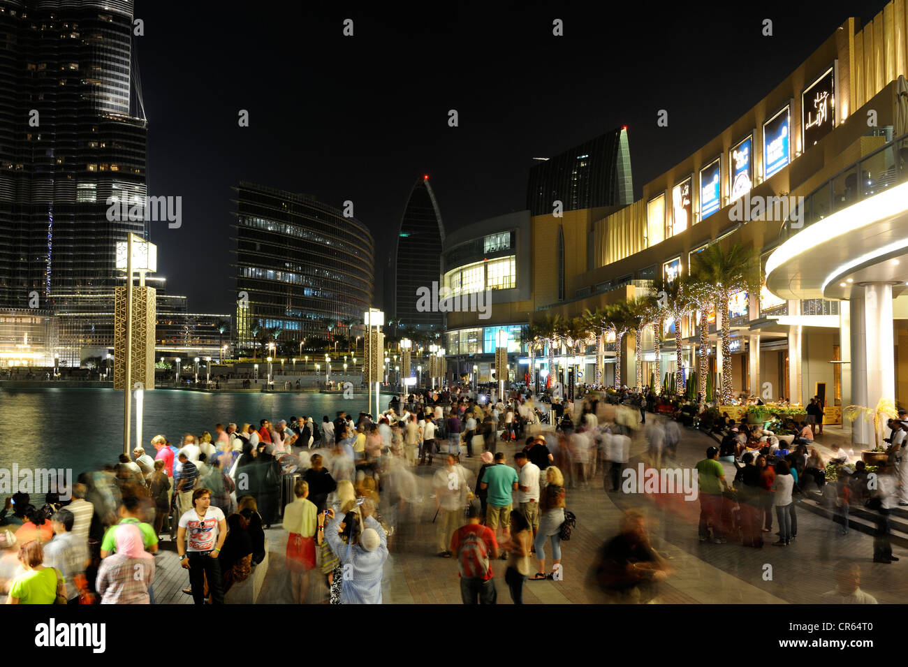 Vita notturna fuori Dubai Mall, il centro commerciale più grande del mondo a Dubai, Emirati Arabi Uniti, in Arabia, in Medio Oriente e Asia Foto Stock