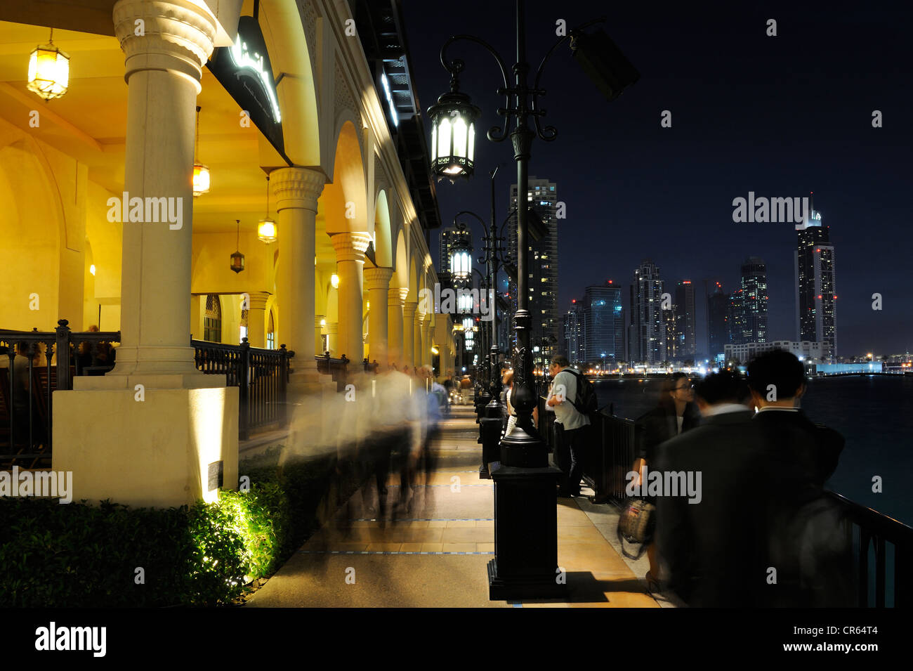 La vita notturna a Dubai Business Bay, il centro cittadino di Dubai, Emirati Arabi Uniti, Medio Oriente e Asia Foto Stock