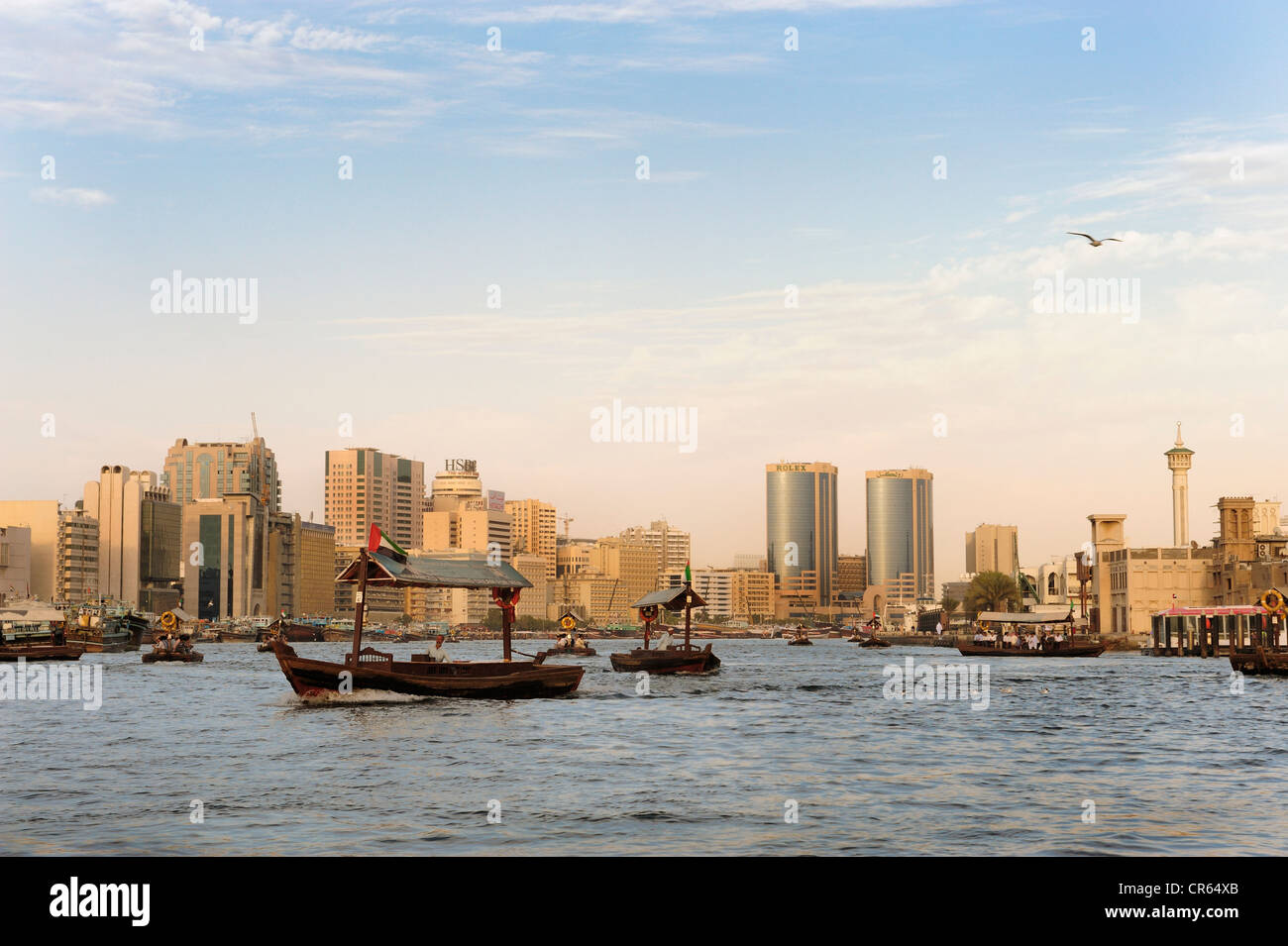 Taxi acqueo, abra, dhow sul Dubai Creek tra Bur Dubai e Deira, Dubai, Emirati Arabi Uniti, Medio Oriente e Asia Foto Stock