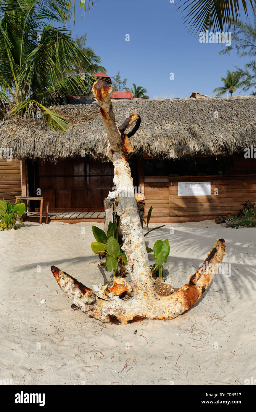 Vecchie e arrugginite nave ancora sulla spiaggia di Punta Cana, Repubblica Dominicana, dei Caraibi Foto Stock