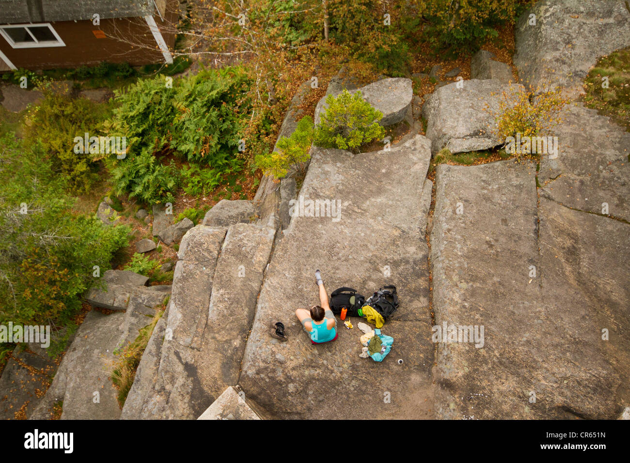 Gli escursionisti visto da sopra prendendo una pausa / appoggiato su una roccia Foto Stock