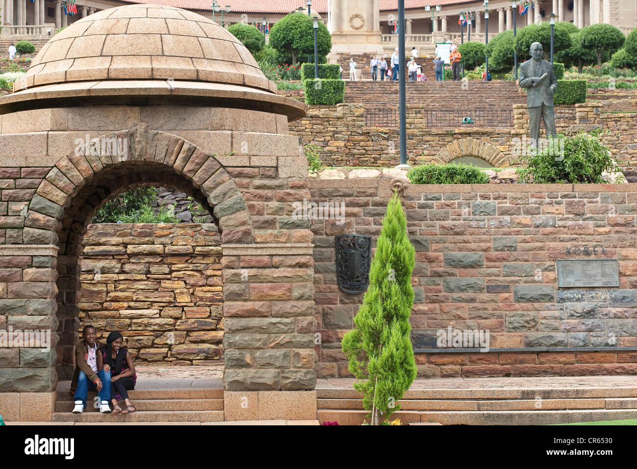 Sud Africa Gauteng Provincia Pretoria Unione edifici è sede del governo dal 1910 amanti in park statua di James Foto Stock