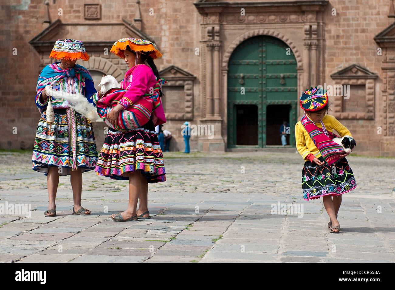 Il Perù, Provincia di Cuzco, Cuzco, patrimonio mondiale dell UNESCO, Plaza de Armas, giovani Indiani Quechua ragazze Foto Stock