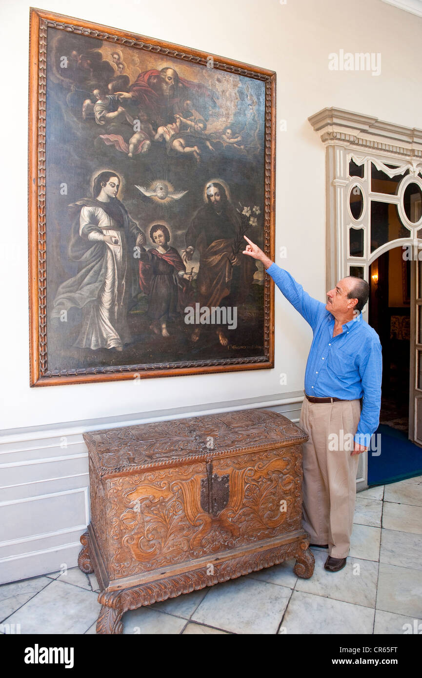 Peru Lima Alliaga arte barocca collector discendenti dei conquistadores spagnoli di fronte ad una pittura barocca della scuola di Cuzco Foto Stock