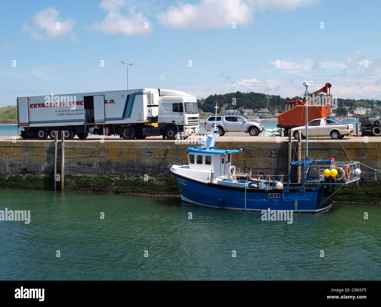 Inglese barca da pesca e autocarro spagnolo a Padstow Harbour, Cornwall, Regno Unito Foto Stock