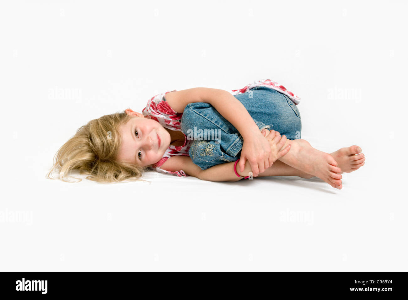 Studio Immagine di Caucasian 7 anno vecchio arricciato su uno sfondo bianco con una felice espressione sul viso Foto Stock