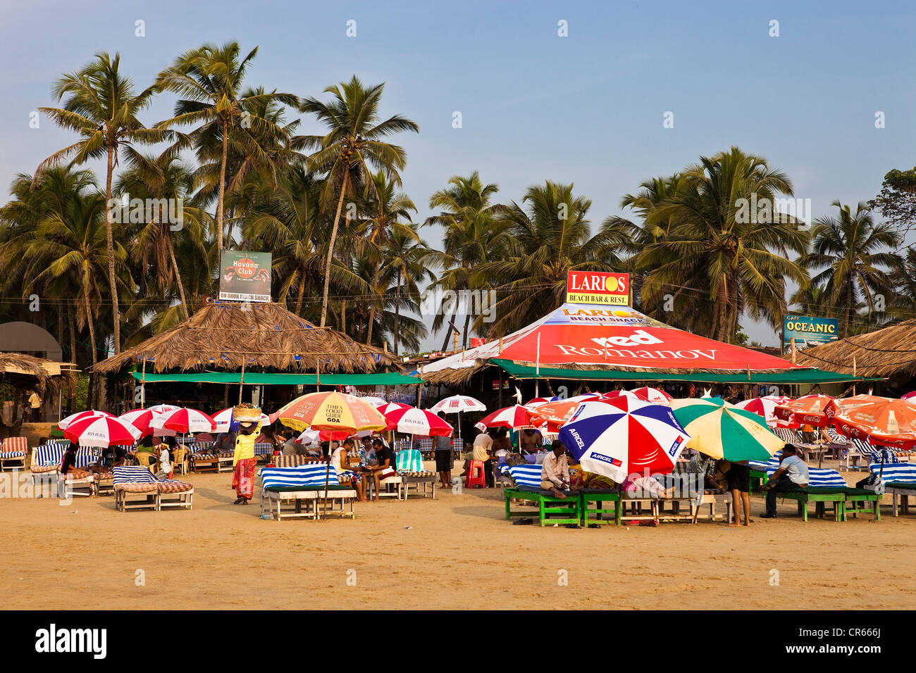 India, stato di Goa, Baga, la spiaggia e i negozi Foto Stock