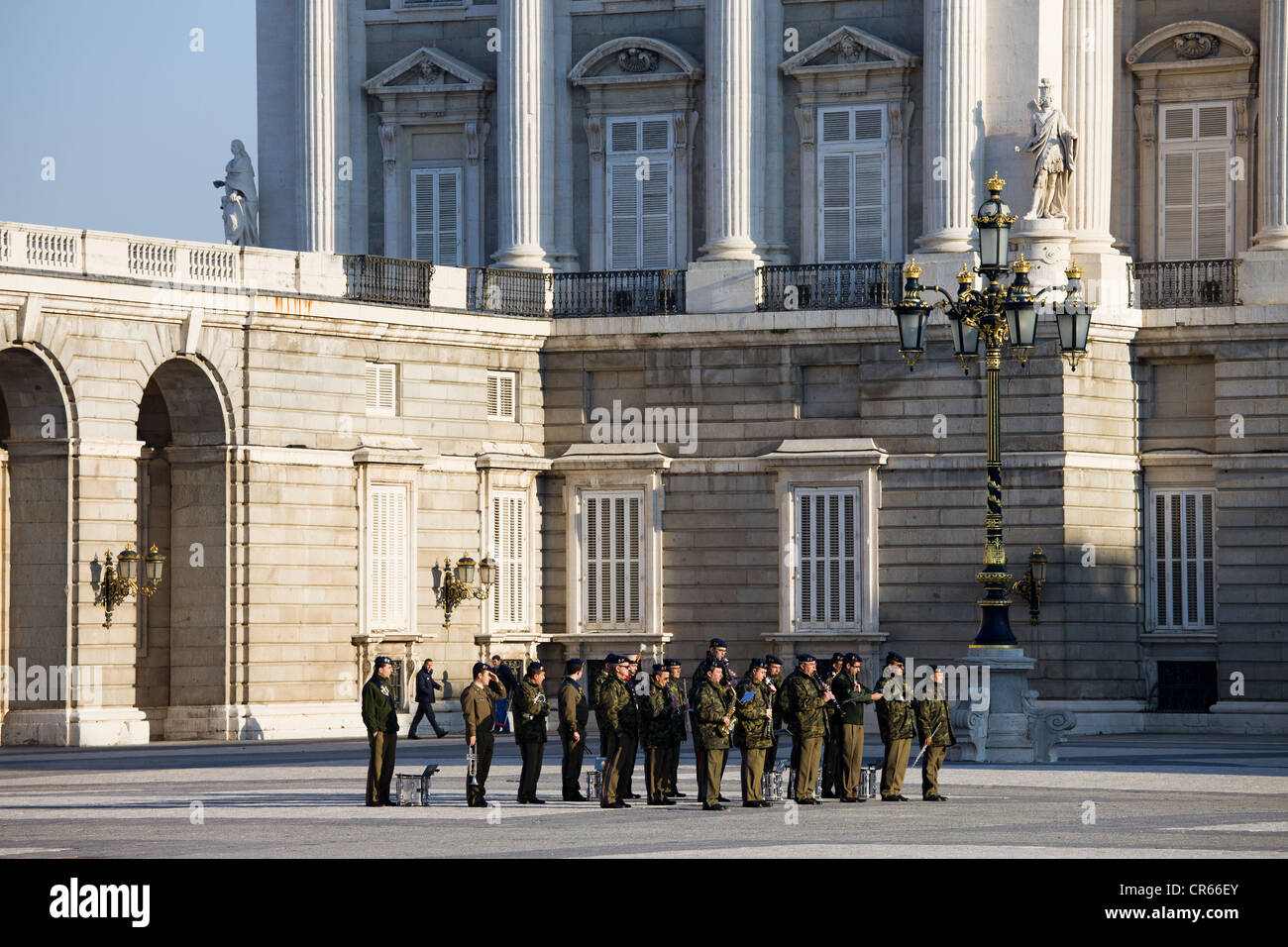 Militare banda musicale di fronte al Palazzo Reale (Spagnolo: Palacio Real) in Spagna a Madrid. Foto Stock