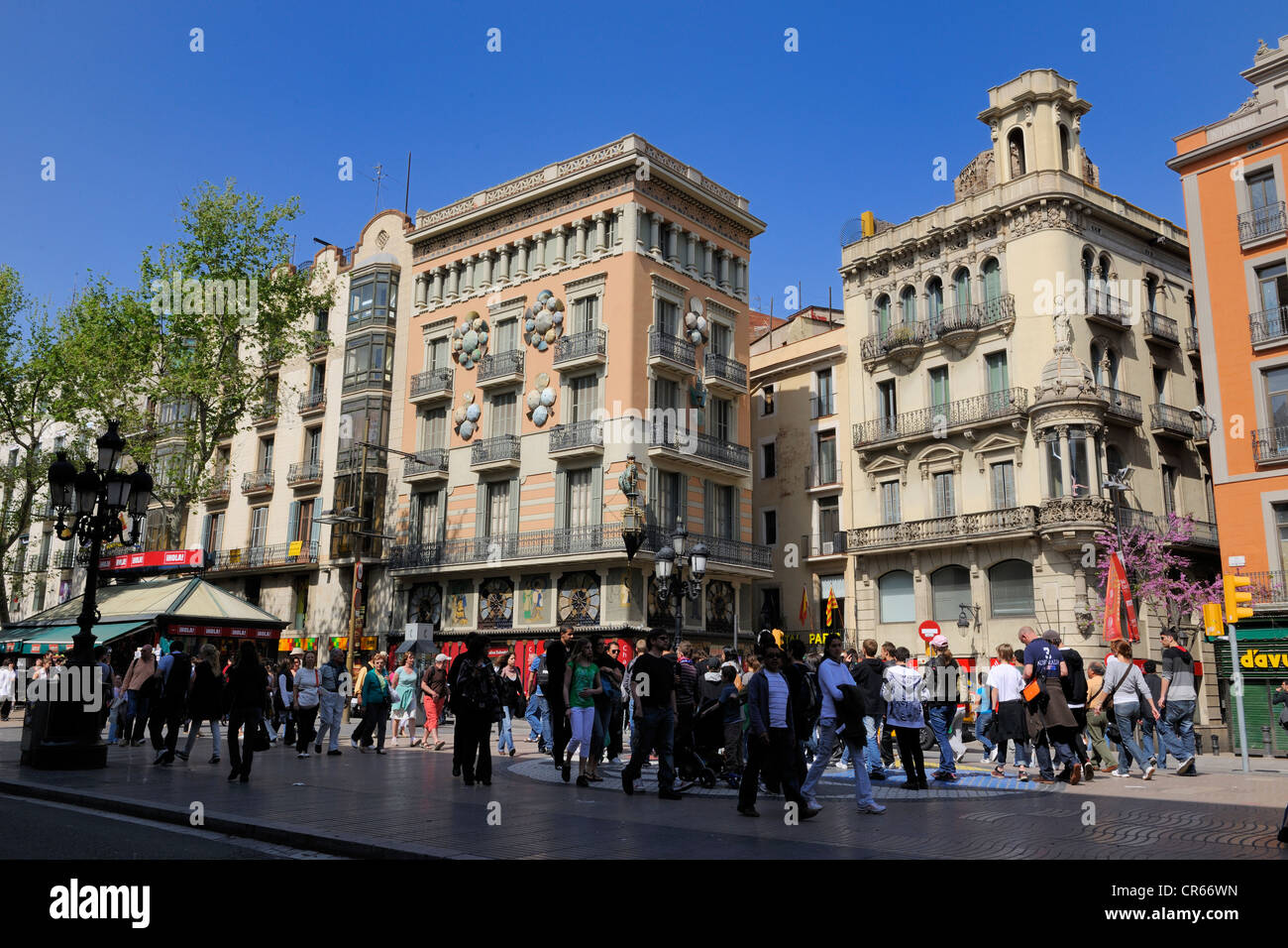 In Spagna, in Catalogna, Barcellona, Rambla de Sant Josep, a livello di Joan Miro mosaico, con l'edificio modernista Casa Bruno Foto Stock