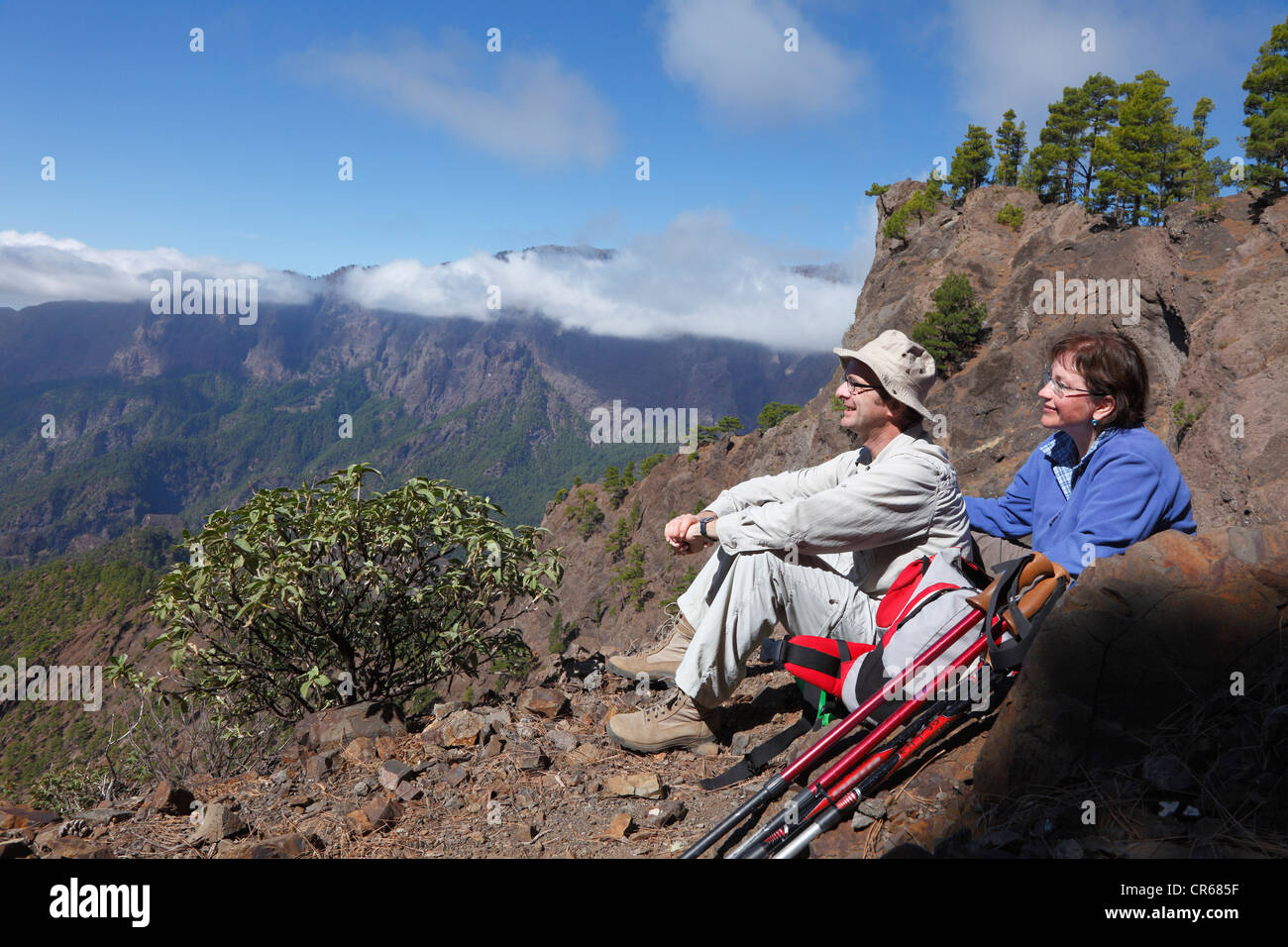 Spagna Isole Canarie La Palma, l uomo e la donna che guarda la vista Foto Stock