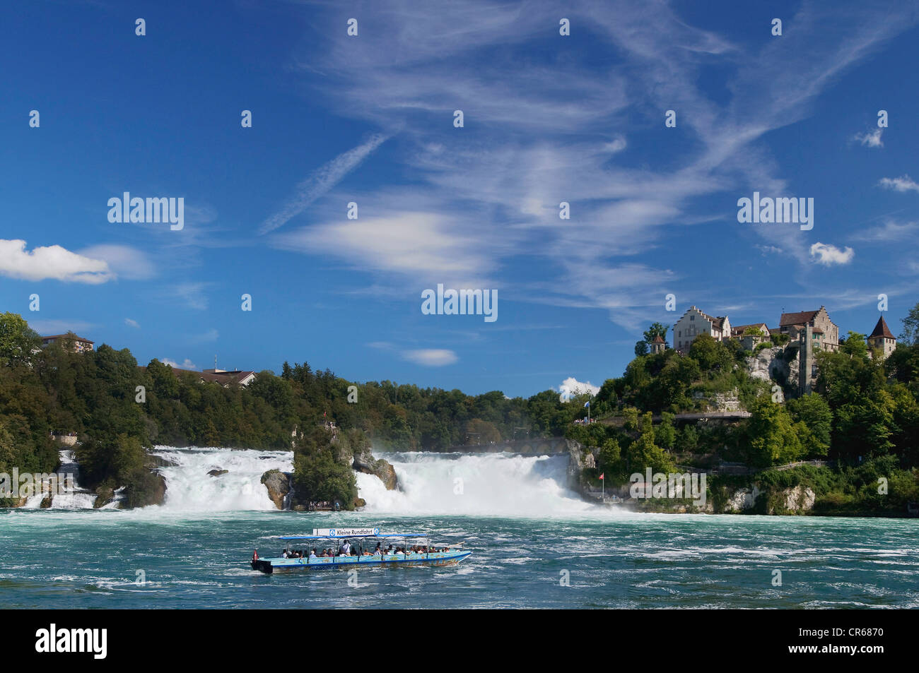 Vista delle Cascate del Reno di Schaffhausen, piccola escursione in barca anteriore, Schloss Laufen Castello alla Rhein cade, Svizzera Foto Stock