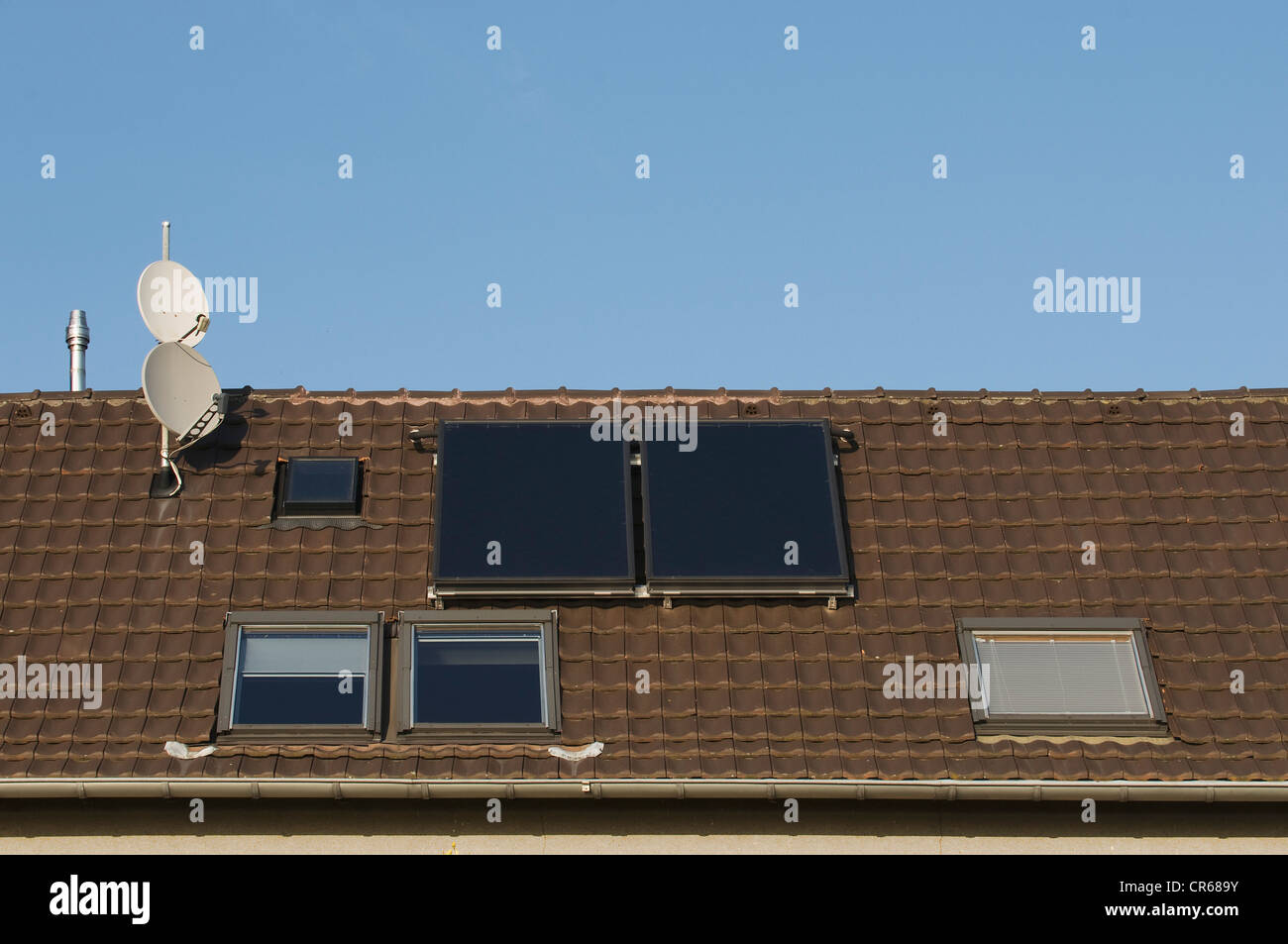 Padiglione con tetto windows, parabole satellitari e solare termico pannelli, investimenti immobiliari, PublicGround Foto Stock