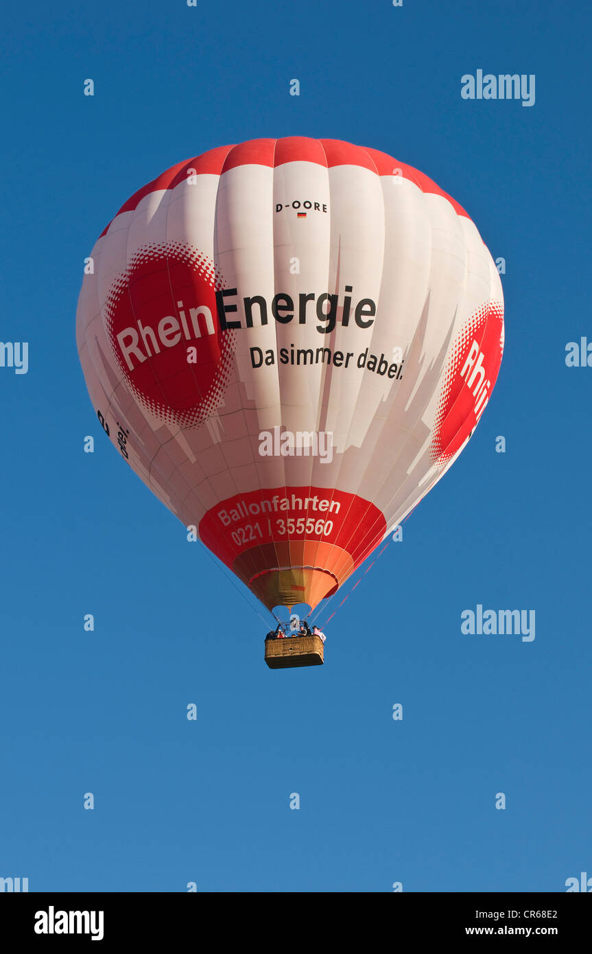 Captive di ballon con logo di Rheinenergie climbing contro il cielo blu Foto Stock