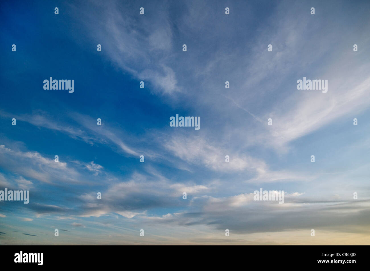 Cirrostratus nuvole, cielo blu Foto Stock