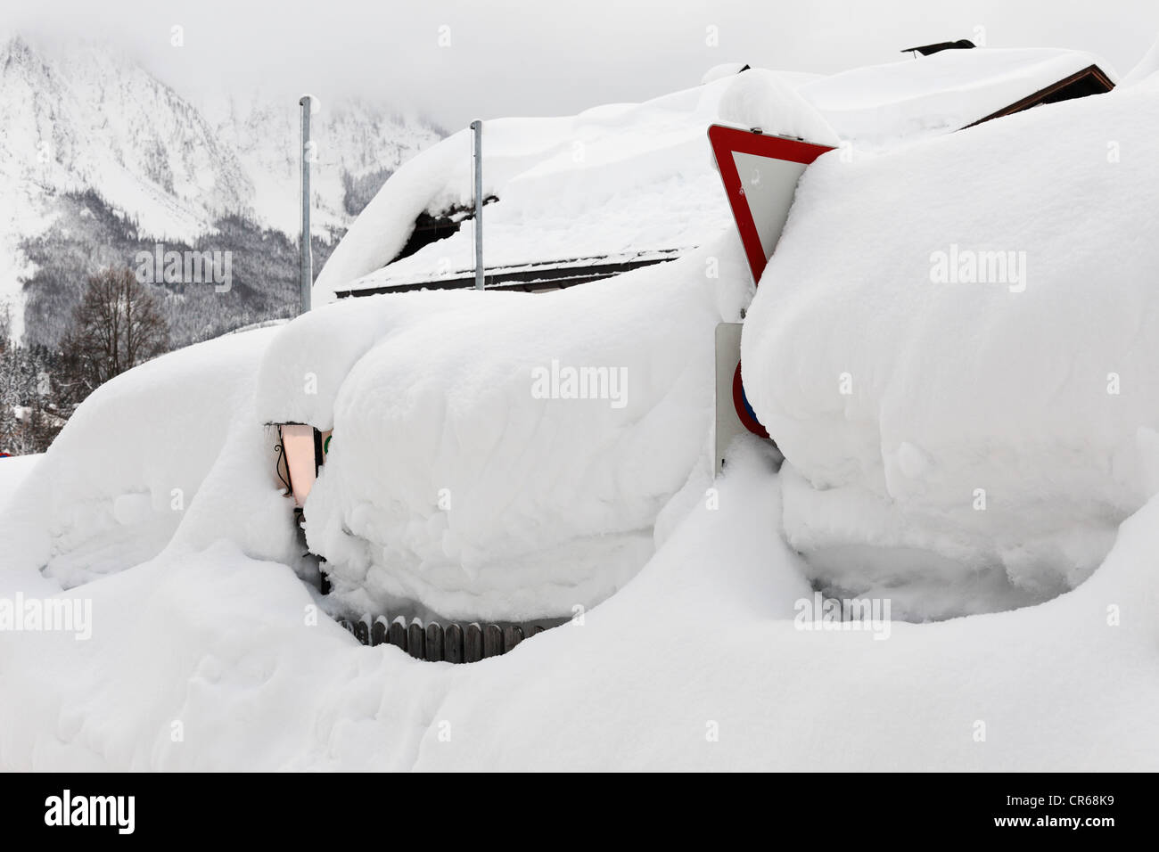 L'Austria, la Stiria, la vista della coperta di neve segnaletica stradale Foto Stock