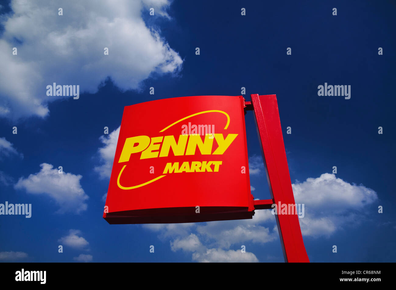 Segno di Penny Markt GmbH contro un blu cielo nuvoloso Foto Stock